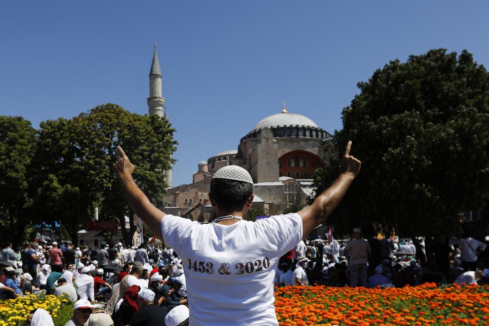 24 July 2020, Turkey, Istanbul: People perform Friday Prayer outside of the Hagia Sophia Grand Mosque, which reopened for worship after an 86-year as a museum. Photo: Jason Dean/ZUMA Wire/dpa24/07/2020 ONLY FOR USE IN SPAIN [[[EP]]] 24 July 2020, Turkey, Istanbul: People perform Friday Prayer outside of the Hagia Sophia Grand Mosque, which reopened for worship after an 86-year as a museum. Photo: Jason Dean/ZUMA Wire/dpa