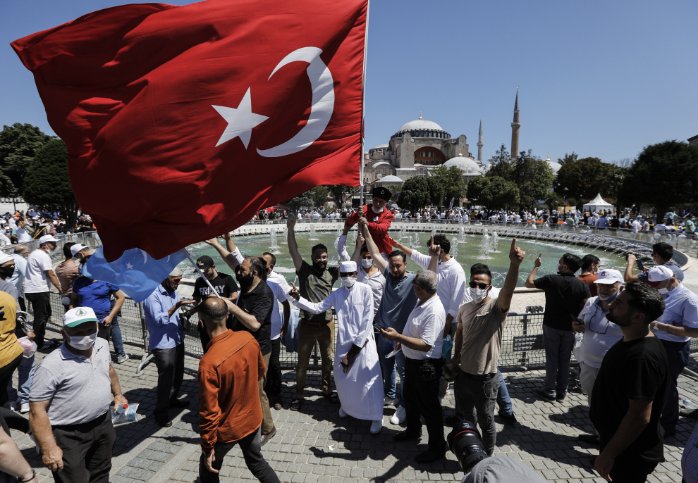 24 July 2020, Turkey, Istanbul: A man raises his hands during Friday Prayer outside of the Hagia Sophia Grand Mosque, which reopened for worship after an 86-year as a museum. Photo: Jason Dean/ZUMA Wire/dpa24/07/2020 ONLY FOR USE IN SPAIN [[[EP]]] 24 July 2020, Turkey, Istanbul: A man raises his hands during Friday Prayer outside of the Hagia Sophia Grand Mosque, which reopened for worship after an 86-year as a museum. Photo: Jason Dean/ZUMA Wire/dpa