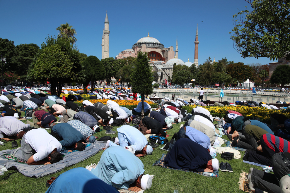 24 July 2020, Turkey, Istanbul: A man holds Turkish flag while people gather to perform Friday Prayer at outside of the Hagia Sophia Grand Mosque, which reopened for worship after an 86-year as a museum. Photo: Jason Dean/ZUMA Wire/dpa24/07/2020 ONLY FOR USE IN SPAIN [[[EP]]] 24 July 2020, Turkey, Istanbul: A man holds Turkish flag while people gather to perform Friday Prayer at outside of the Hagia Sophia Grand Mosque, which reopened for worship after an 86-year as a museum. Photo: Jason Dean/ZUMA Wire/dpa