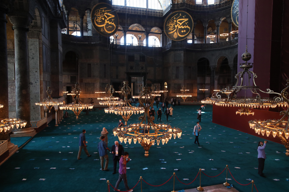 24 July 2020, Turkey, Istanbul: A man holds Turkish flag while people gather to perform Friday Prayer at outside of the Hagia Sophia Grand Mosque, which reopened for worship after an 86-year as a museum. Photo: Jason Dean/ZUMA Wire/dpa24/07/2020 ONLY FOR USE IN SPAIN [[[EP]]] 24 July 2020, Turkey, Istanbul: A man holds Turkish flag while people gather to perform Friday Prayer at outside of the Hagia Sophia Grand Mosque, which reopened for worship after an 86-year as a museum. Photo: Jason Dean/ZUMA Wire/dpa