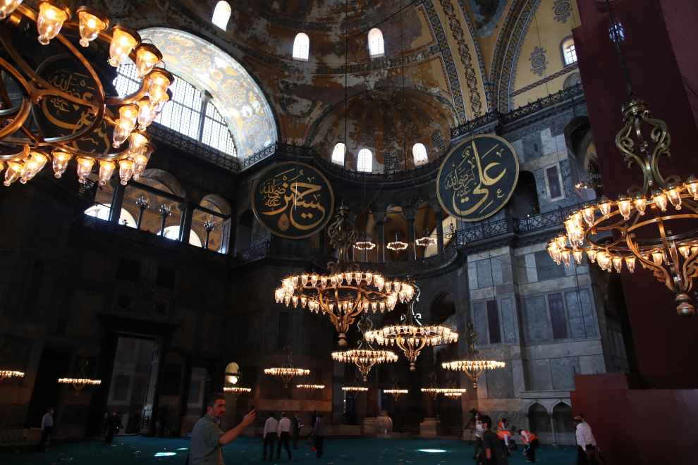 24 July 2020, Turkey, Istanbul: A man holds Turkish flag while people gather to perform Friday Prayer at outside of the Hagia Sophia Grand Mosque, which reopened for worship after an 86-year as a museum. Photo: Jason Dean/ZUMA Wire/dpa24/07/2020 ONLY FOR USE IN SPAIN [[[EP]]] 24 July 2020, Turkey, Istanbul: A man holds Turkish flag while people gather to perform Friday Prayer at outside of the Hagia Sophia Grand Mosque, which reopened for worship after an 86-year as a museum. Photo: Jason Dean/ZUMA Wire/dpa