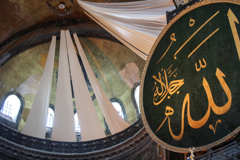 24 July 2020, Turkey, Istanbul: A man holds Turkish flag while people gather to perform Friday Prayer at outside of the Hagia Sophia Grand Mosque, which reopened for worship after an 86-year as a museum. Photo: Jason Dean/ZUMA Wire/dpa24/07/2020 ONLY FOR USE IN SPAIN [[[EP]]] 24 July 2020, Turkey, Istanbul: A man holds Turkish flag while people gather to perform Friday Prayer at outside of the Hagia Sophia Grand Mosque, which reopened for worship after an 86-year as a museum. Photo: Jason Dean/ZUMA Wire/dpa