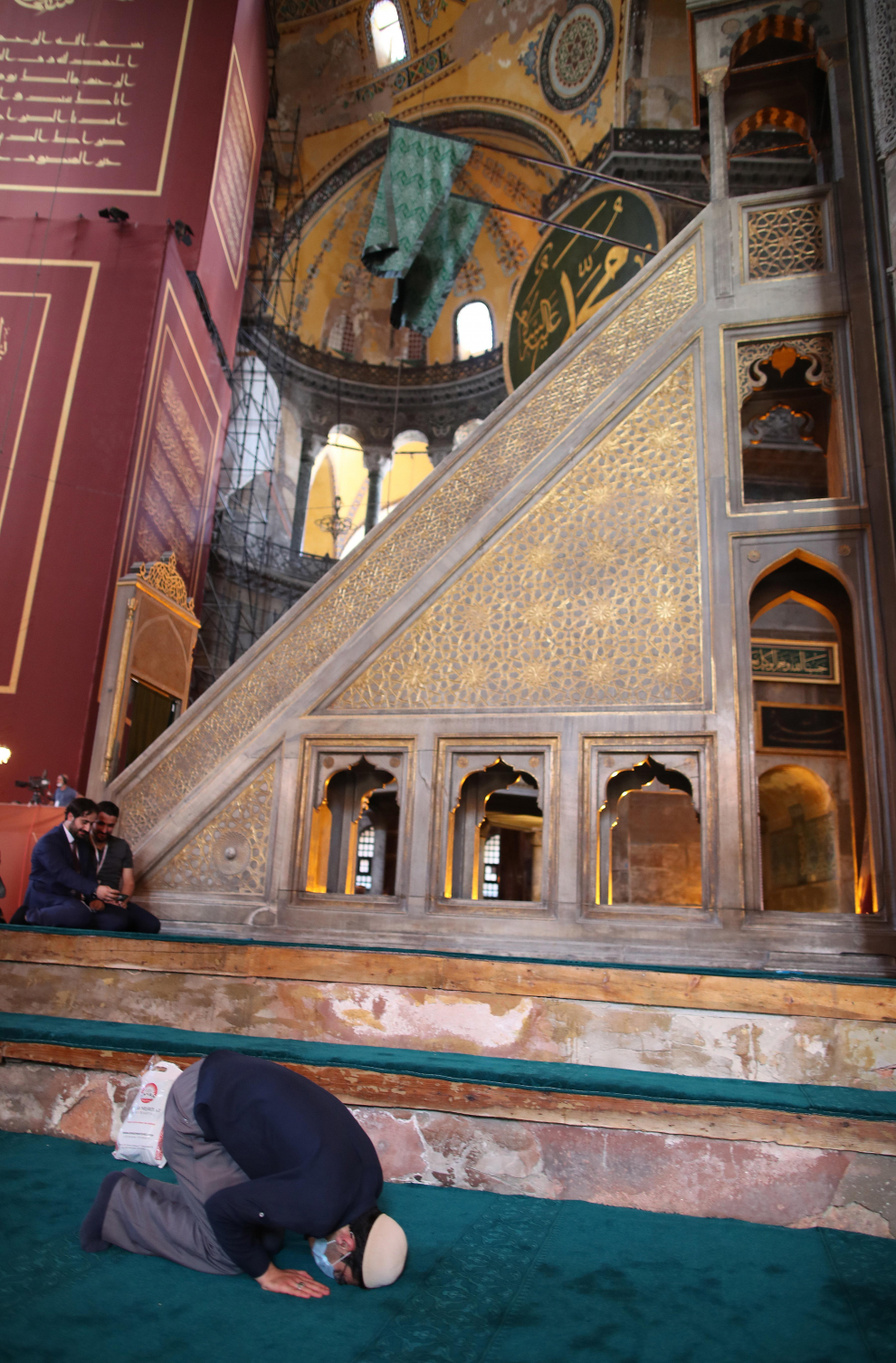 24 July 2020, Turkey, Istanbul: A man holds Turkish flag while people gather to perform Friday Prayer at outside of the Hagia Sophia Grand Mosque, which reopened for worship after an 86-year as a museum. Photo: Jason Dean/ZUMA Wire/dpa24/07/2020 ONLY FOR USE IN SPAIN [[[EP]]] 24 July 2020, Turkey, Istanbul: A man holds Turkish flag while people gather to perform Friday Prayer at outside of the Hagia Sophia Grand Mosque, which reopened for worship after an 86-year as a museum. Photo: Jason Dean/ZUMA Wire/dpa