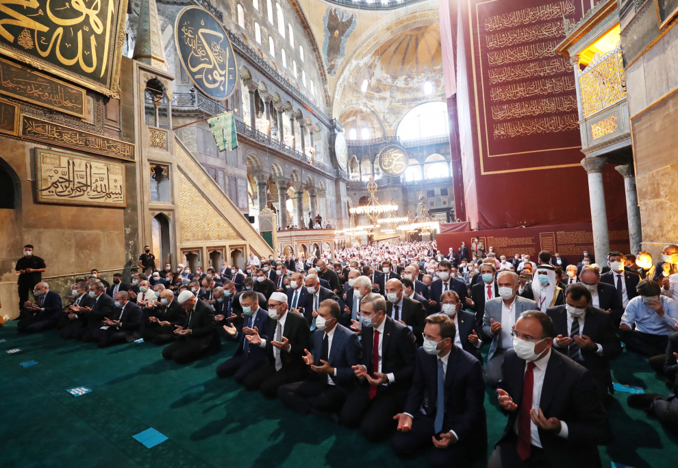 24 July 2020, Turkey, Istanbul: A man holds Turkish flag while people gather to perform Friday Prayer at outside of the Hagia Sophia Grand Mosque, which reopened for worship after an 86-year as a museum. Photo: Jason Dean/ZUMA Wire/dpa24/07/2020 ONLY FOR USE IN SPAIN [[[EP]]] 24 July 2020, Turkey, Istanbul: A man holds Turkish flag while people gather to perform Friday Prayer at outside of the Hagia Sophia Grand Mosque, which reopened for worship after an 86-year as a museum. Photo: Jason Dean/ZUMA Wire/dpa