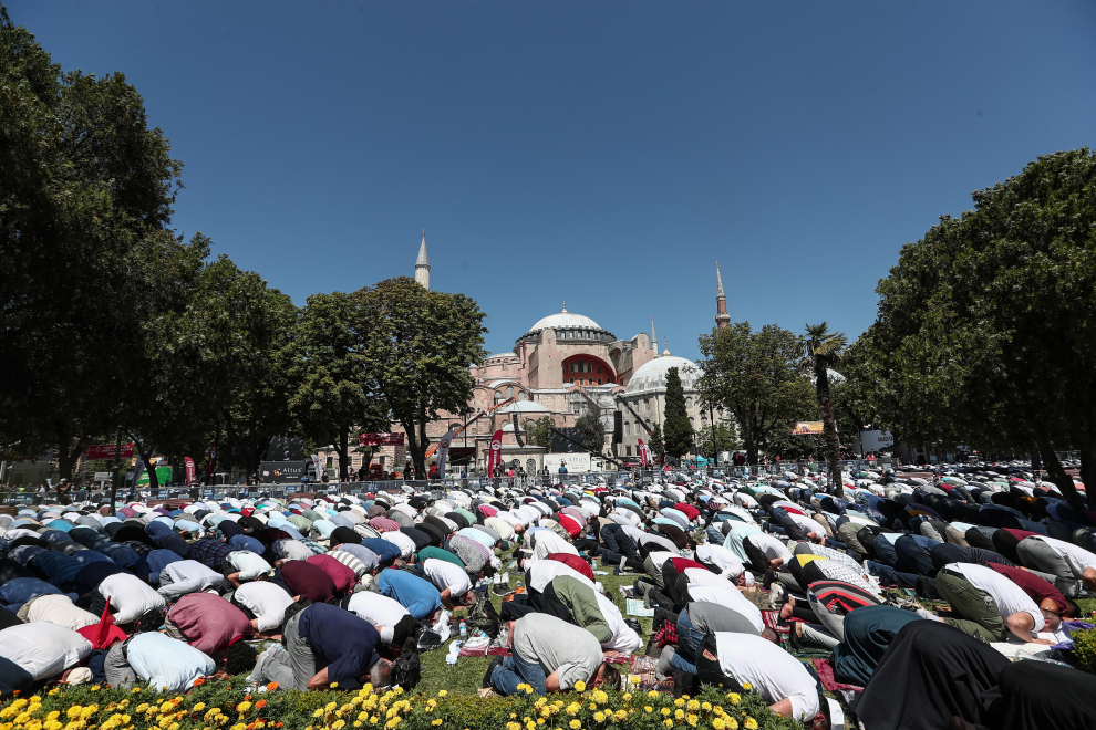 24 July 2020, Turkey, Istanbul: A man holds Turkish flag while people gather to perform Friday Prayer at outside of the Hagia Sophia Grand Mosque, which reopened for worship after an 86-year as a museum. Photo: Jason Dean/ZUMA Wire/dpa24/07/2020 ONLY FOR USE IN SPAIN [[[EP]]] 24 July 2020, Turkey, Istanbul: A man holds Turkish flag while people gather to perform Friday Prayer at outside of the Hagia Sophia Grand Mosque, which reopened for worship after an 86-year as a museum. Photo: Jason Dean/ZUMA Wire/dpa