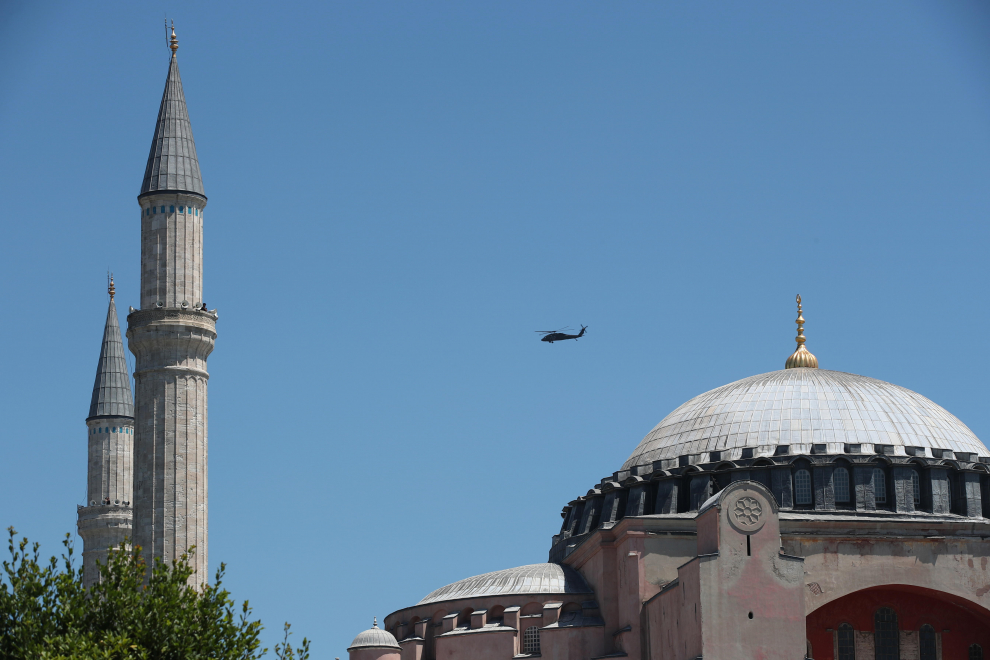 24 July 2020, Turkey, Istanbul: A man holds Turkish flag while people gather to perform Friday Prayer at outside of the Hagia Sophia Grand Mosque, which reopened for worship after an 86-year as a museum. Photo: Jason Dean/ZUMA Wire/dpa24/07/2020 ONLY FOR USE IN SPAIN [[[EP]]] 24 July 2020, Turkey, Istanbul: A man holds Turkish flag while people gather to perform Friday Prayer at outside of the Hagia Sophia Grand Mosque, which reopened for worship after an 86-year as a museum. Photo: Jason Dean/ZUMA Wire/dpa