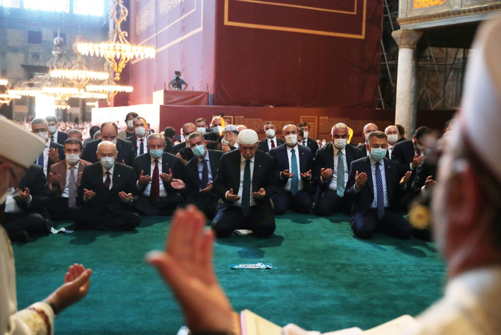Turkey's President Tayyip Erdogan attends Friday prayers at Hagia Sophia Grand Mosque, for the first time after it was once again declared a mosque after 86 years, in Istanbul, Turkey, July 24, 2020. Murat Cetinmuhurdar/PPO/Handout via REUTERS THIS IMAGE HAS BEEN SUPPLIED BY A THIRD PARTY. NO RESALES. NO ARCHIVES. TPX IMAGES OF THE DAY [[[REUTERS VOCENTO]]] TURKEY-HAGIASOPHIA/