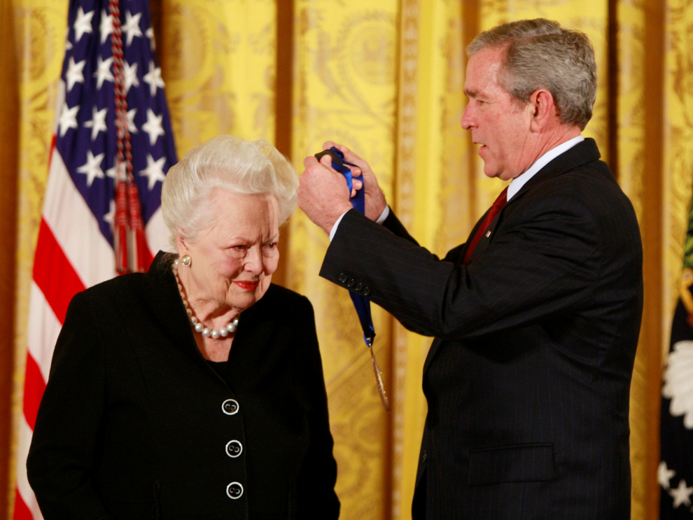 FILE PHOTO: U.S. President George W. Bush presents veteran actress Olivia de Havilland with a National Medal of Arts during a ceremony at the White House in Washington in Washington, U.S. November 17, 2008.  REUTERS/Jason Reed/File Photo [[[REUTERS VOCENTO]]] PEOPLE-HAVILLAND/