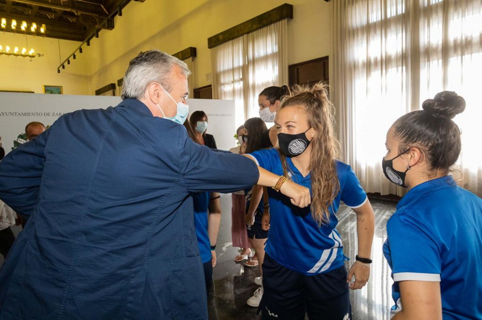 El alcalde Jorge Azcón ha encabezado la recepción del conjunto femenino de fútbol sala Intersala Promesas que consumó el pasado fin de semana su ascenso a Primera.