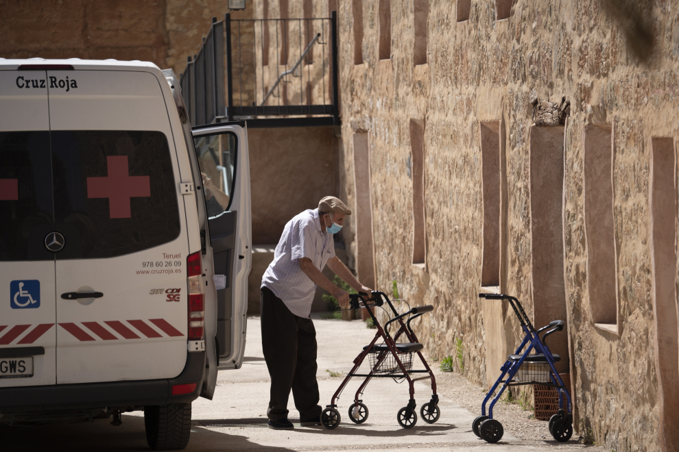 Traslado de residentes de la residencia de Burbagena (Teruel) en la que ha habido un brote Covid a la residencia de GEA de Albarracin (Teruel) para pasar la cuarentena. Foto Antonio Garcia/bykofoto. 30/07/20 [[[FOTOGRAFOS]]]