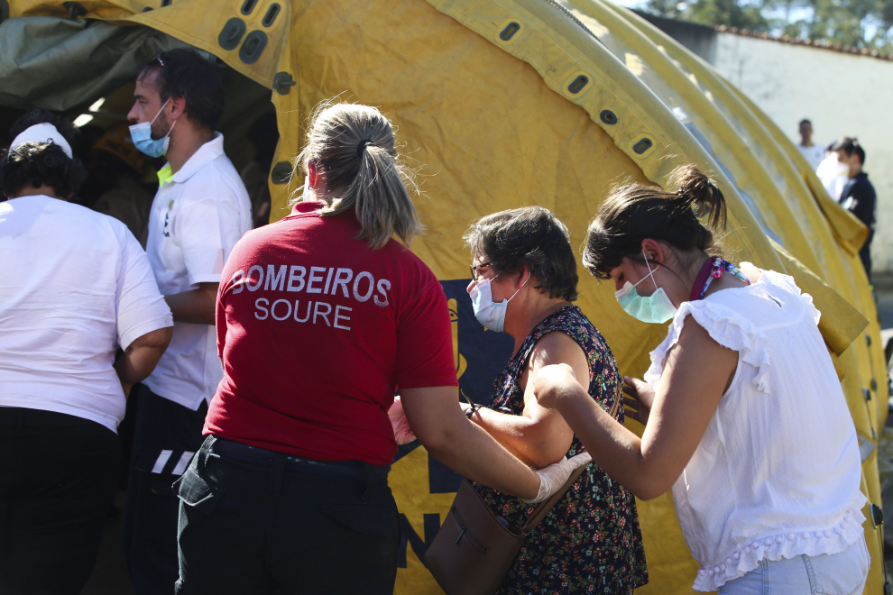 Soure (Portugal), 31/07/2020.- Firefighters rescue a woman injured in a train crash in Soure, Coimbra, center of Portugal, 31 July 2020. According to reports 72 vehicles with 181 operational and and two planes are being mobilized for the crash site after a train derailed after a collision with maintenance machine leaving at least one person dead and about 50 other passengers injured. (Incendio) EFE/EPA/PAULO CUNHA Train crash in Soure