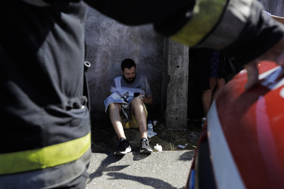 Soure (Portugal), 31/07/2020.- Firefighters rescue people injured in a train crash in Soure, Coimbra, center of Portugal, 31 July 2020. According to reports 72 vehicles with 181 operational and and two planes are being mobilized for the crash site after a train derailed after a collision with maintenance machine leaving at least one person dead and about 50 other passengers injured. (Incendio) EFE/EPA/PAULO CUNHA Train crash in Soure