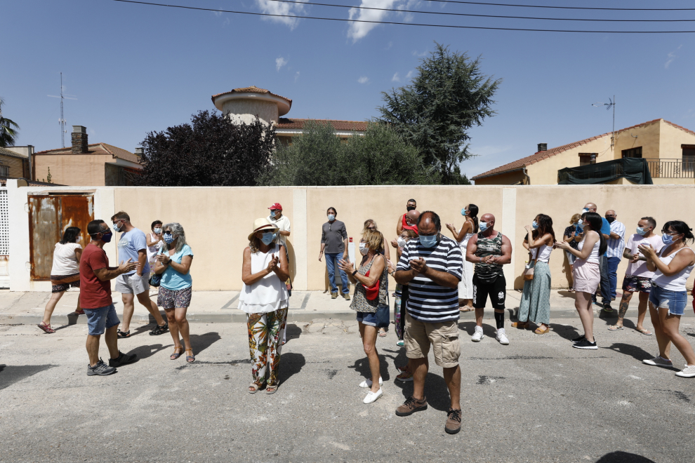 Unos 150 vecinos de Cadrete se han concentrado este domingo para protestar por la okupación ilegal que existe en este municipio zaragozano y exigir más medidas de seguridad.