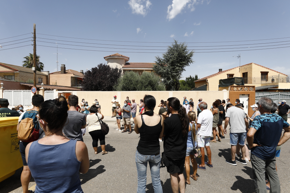 Unos 150 vecinos de Cadrete se han concentrado este domingo para protestar por la okupación ilegal que existe en este municipio zaragozano y exigir más medidas de seguridad.