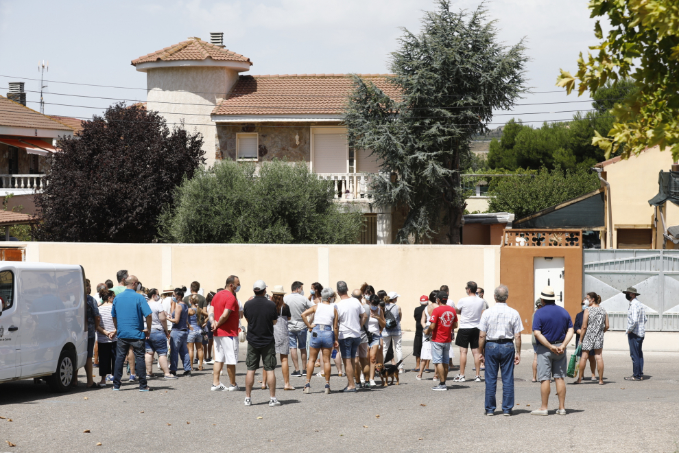 Unos 150 vecinos de Cadrete se han concentrado este domingo para protestar por la okupación ilegal que existe en este municipio zaragozano y exigir más medidas de seguridad.