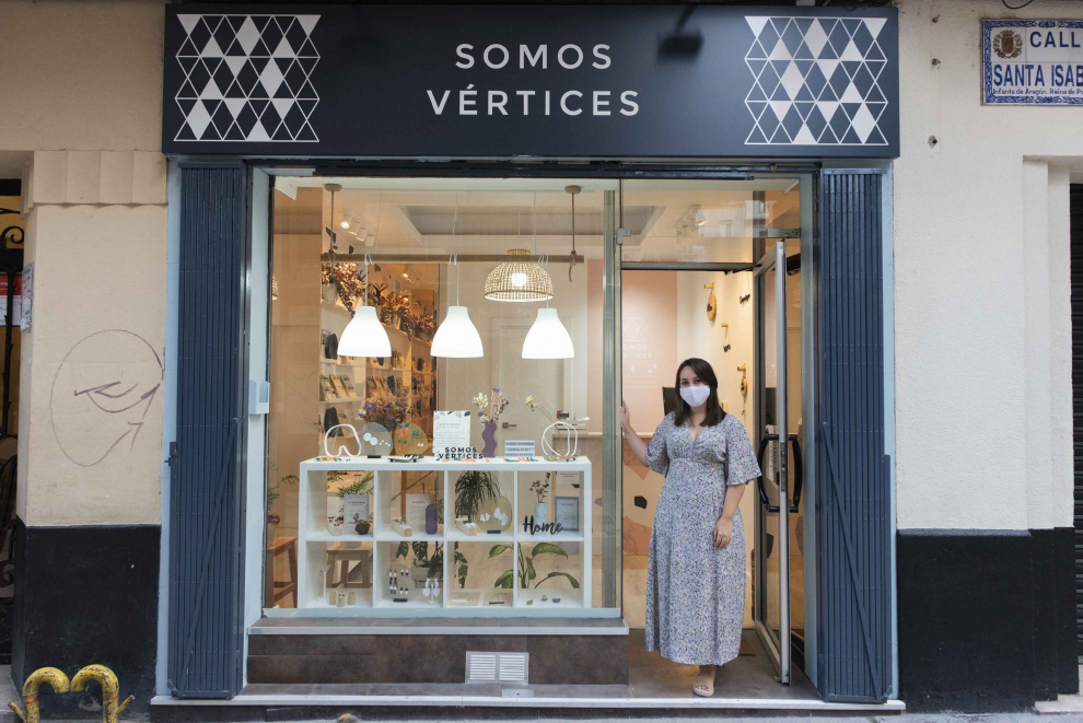 Sandra, en su tienda Somos Vértices.