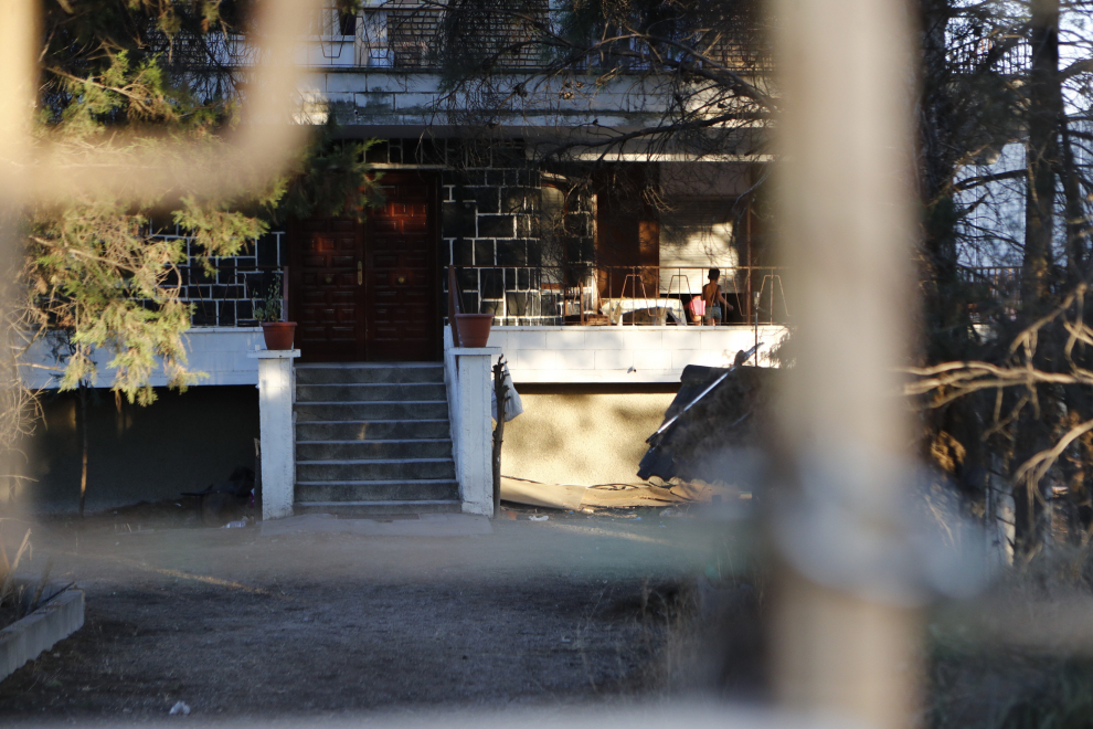Los vecinos de Cadrete salieron este jueves a la calle para protestar contra la okupación de casas y chalets y exigir al Gobierno modificaciones legales que ayuden a frenar estas actividades.