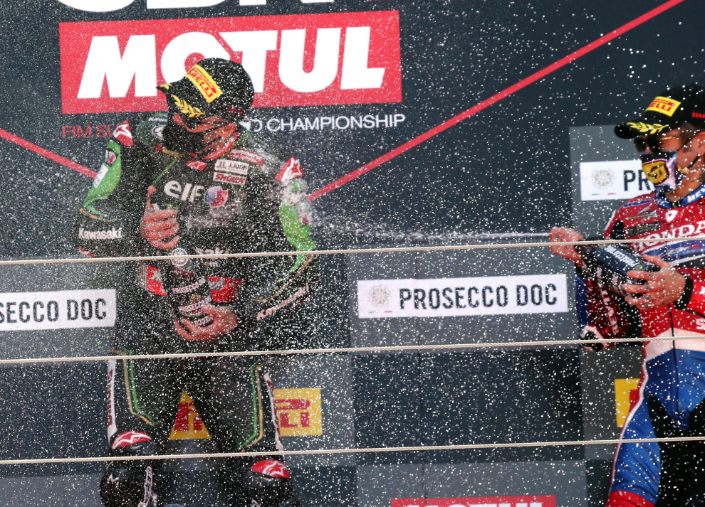 Los pilotos Jonathan Rea (i) y Álvaro Bautista (d) y celebran su primero y tercer puesto, respectivamente, en la carrera de Superbikes