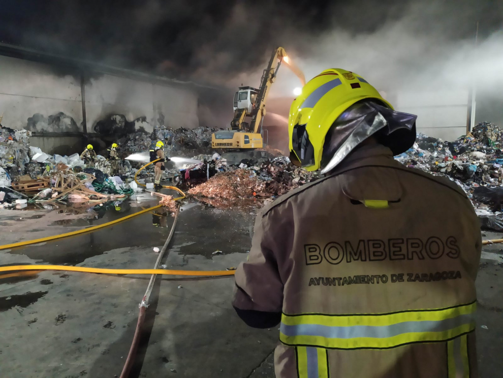 Incendio esta madrugada en una fábrica de Malpica (Zaragoza).