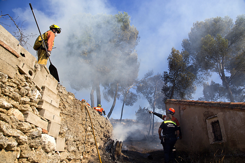 Un incendio calcina cinco hectáreas de campos cerca de la A2, a la altura de Calatayud