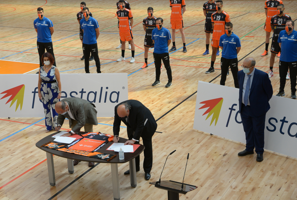 Fotos Del Acto De Presentaci N Del Acuerdo De Patrocinio Entre Forestalia Y El Cv Teruel Im Genes