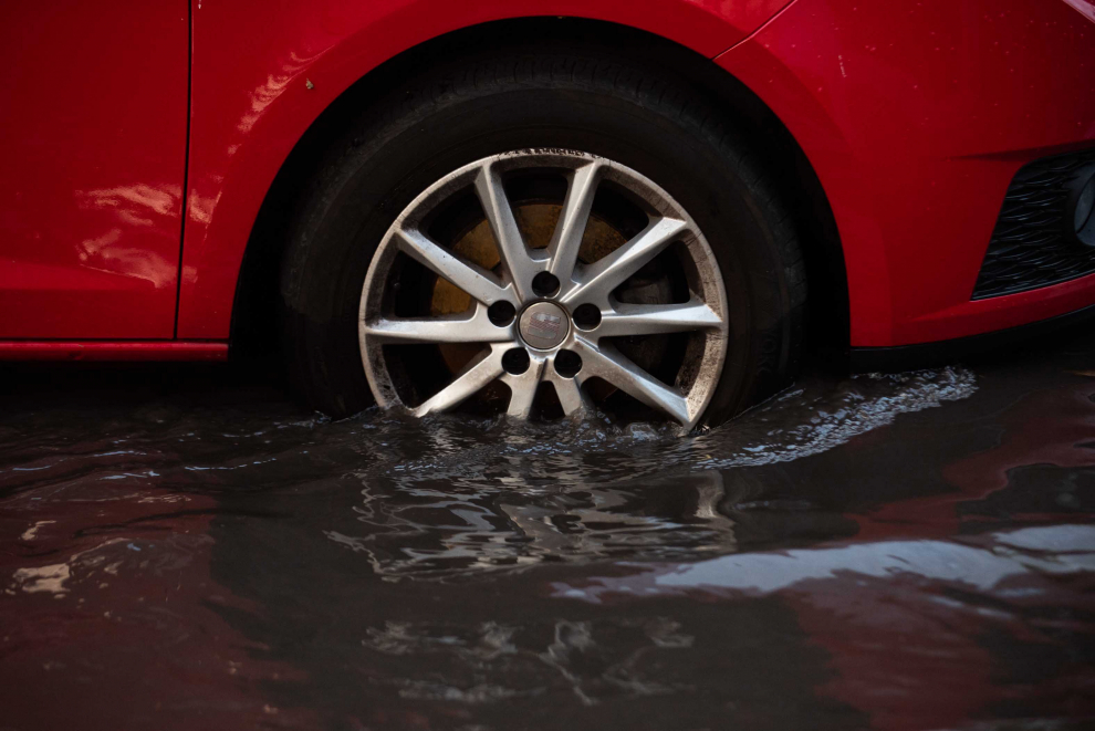Afecciones al tráfico por la lluvia en la calle Violante de Hungría de Zaragoza