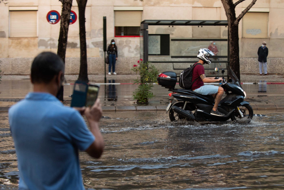 Afecciones al tráfico por la lluvia en la calle Violante de Hungría de Zaragoza