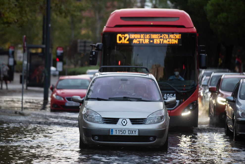 Afecciones al tráfico por la lluvia en la calle Violante de Hungría de Zaragoza