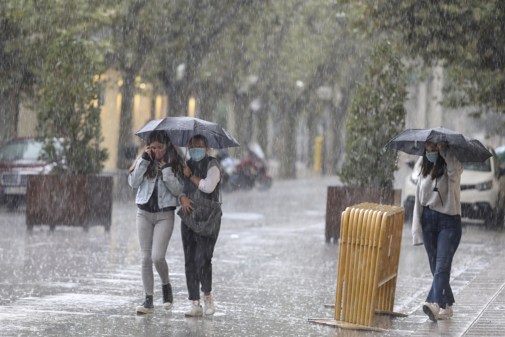 Una tromba ha dejado más de 50 litros en la ciudad de Huesca provocando algunas inundaciones y otras incidencias.