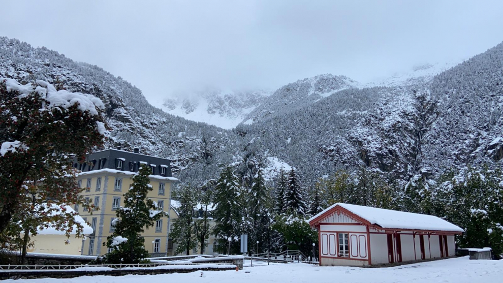 Muchos puntos del Pirineo, como XXXX, han amanecido con importantes espesores de nieve.