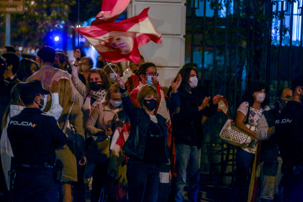 Concentración ante la sede del PSOE en la calle de Ferraz de Madrid contra el estado de alarma.