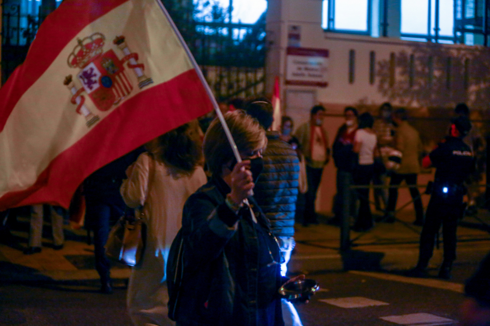 Concentración ante la sede del PSOE en la calle de Ferraz de Madrid contra el estado de alarma.
