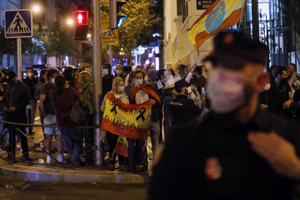 Concentración ante la sede del PSOE en la calle de Ferraz de Madrid contra el estado de alarma.