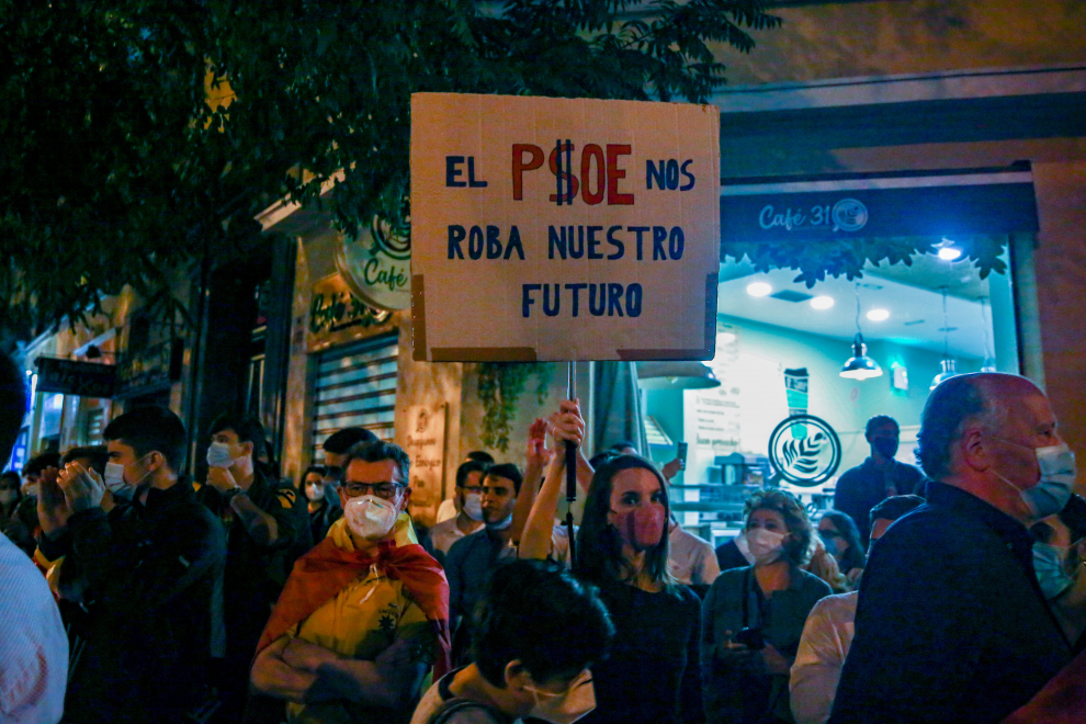 Concentración ante la sede del PSOE en la calle de Ferraz de Madrid contra el estado de alarma.
