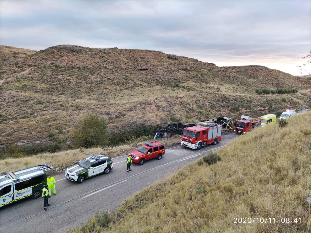 En Imágenes: Un Camionero Muere Al Volcar Su Camión En La N-122, A La ...