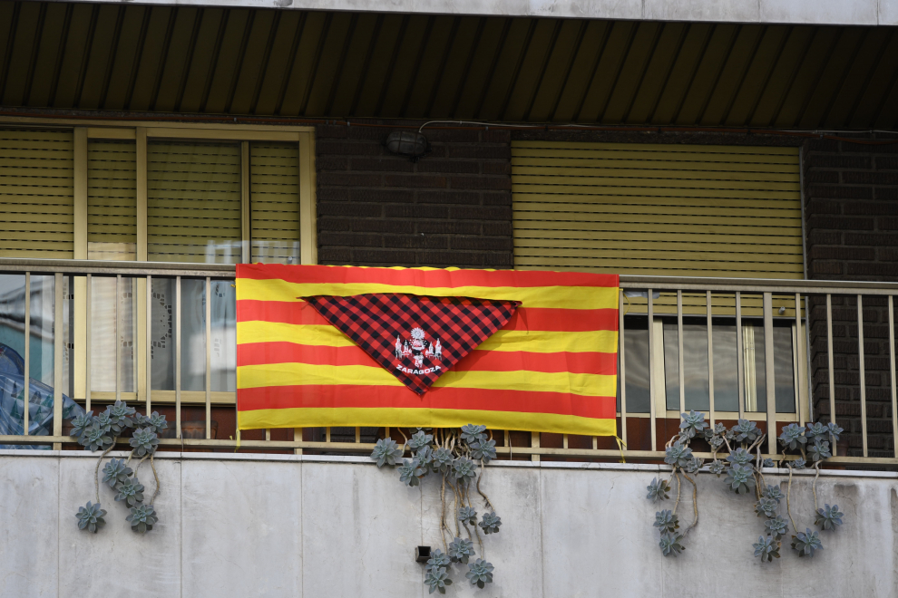 Balcones engalanados en el Día del Pilar