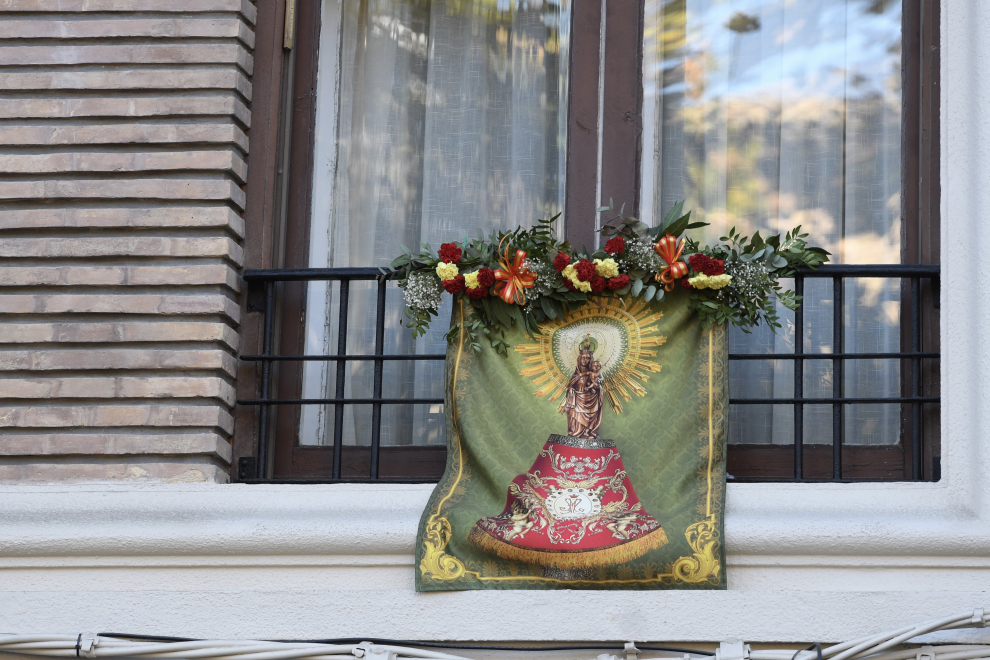 Balcones engalanados en el Día del Pilar