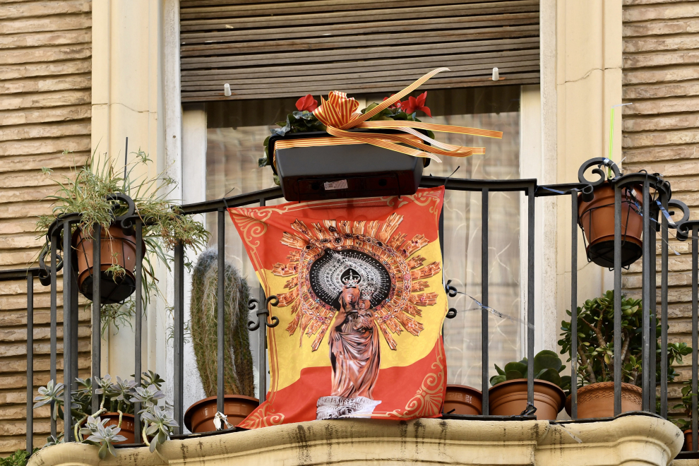Balcones engalanados en el Día del Pilar