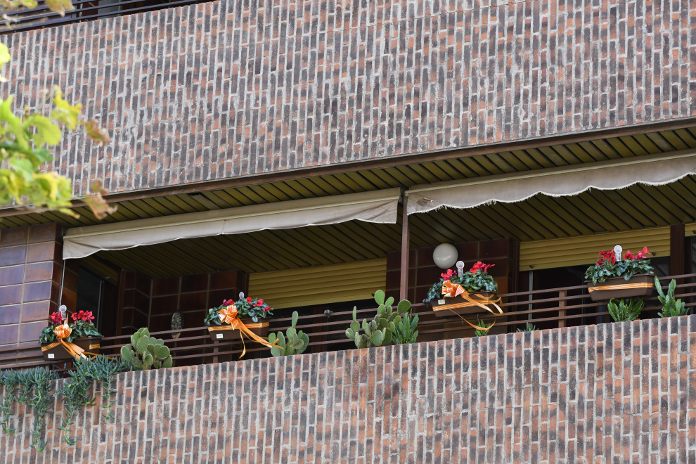 Balcones engalanados en el Día del Pilar