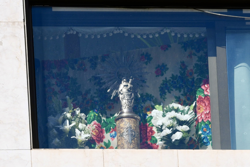 Balcones engalanados en el Día del Pilar