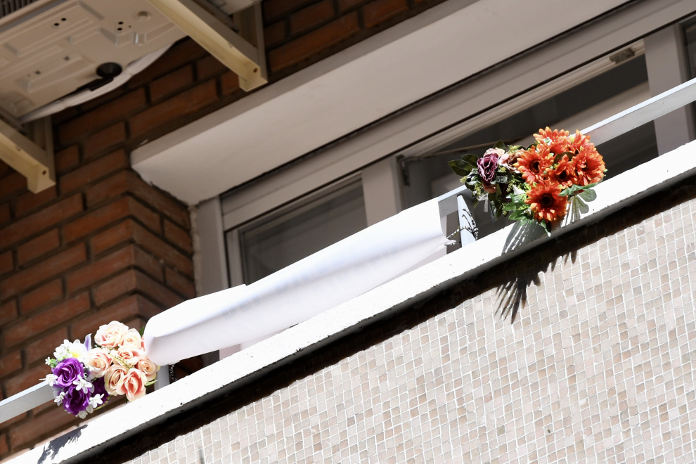 Balcones engalanados en el Día del Pilar