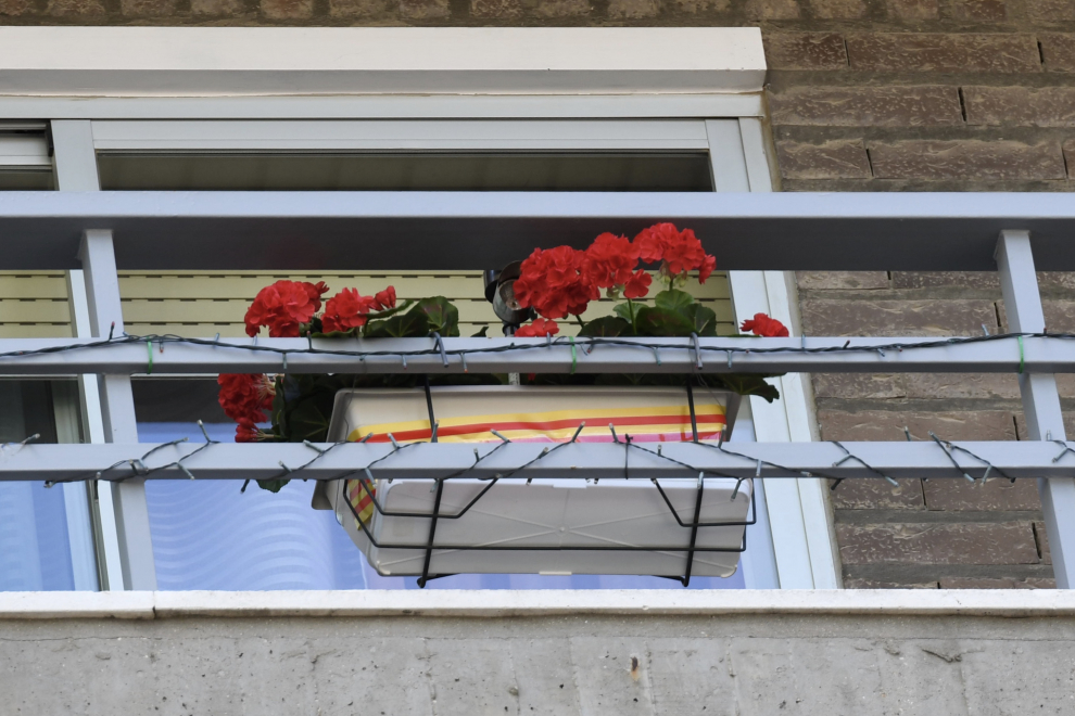 Balcones engalanados en el Día del Pilar