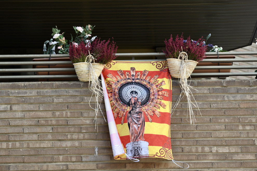 Balcones engalanados en el Día del Pilar