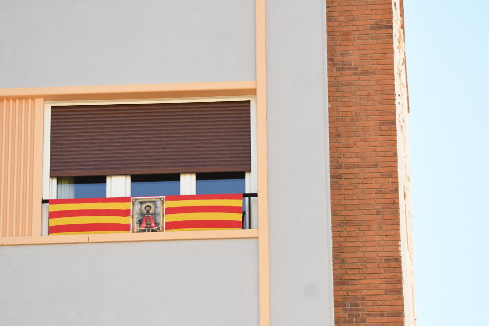 Balcones engalanados en el Día del Pilar