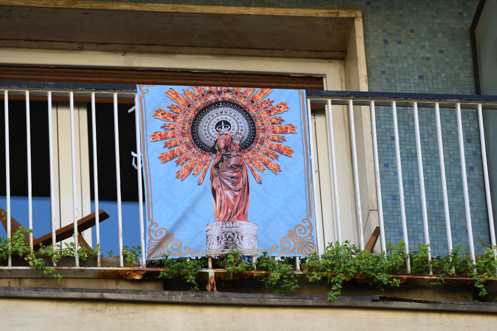 Balcones engalanados en el Día del Pilar 2020 en Zaragoza