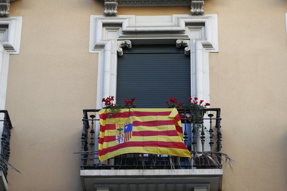 Balcones engalanados en el Día del Pilar 2020 en Zaragoza