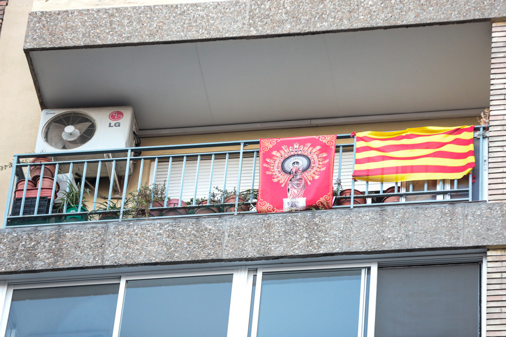 Balcones engalanados en el Día del Pilar 2020 en Zaragoza