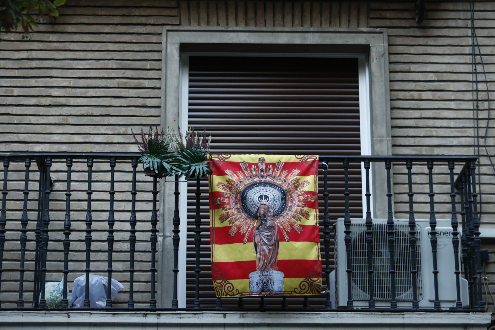 Balcones engalanados en el Día del Pilar de 2020 en Zaragoza