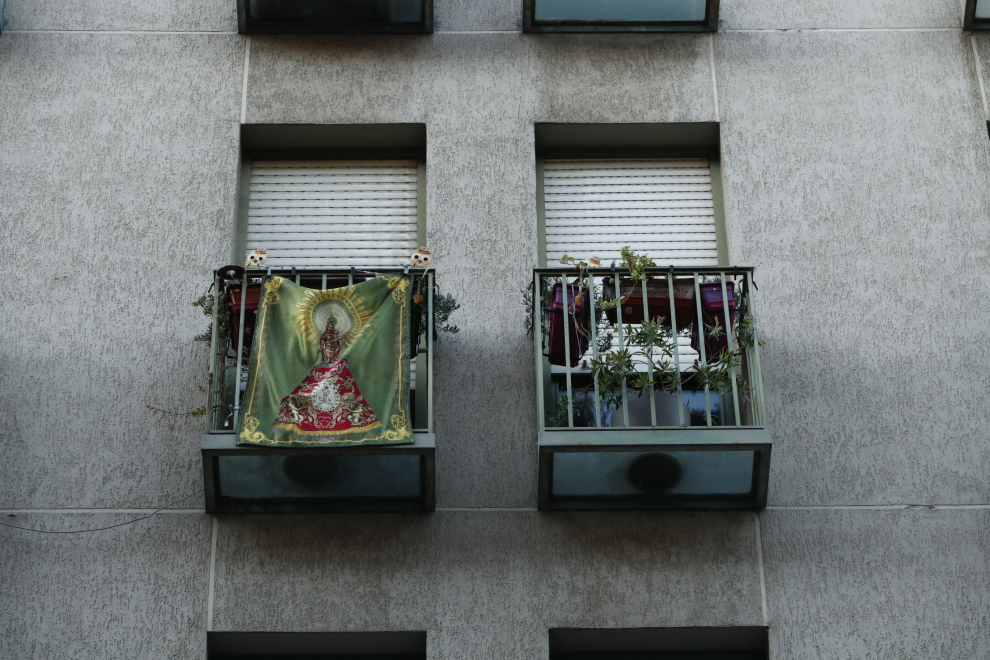Balcones engalanados en el Día del Pilar de 2020 en Zaragoza