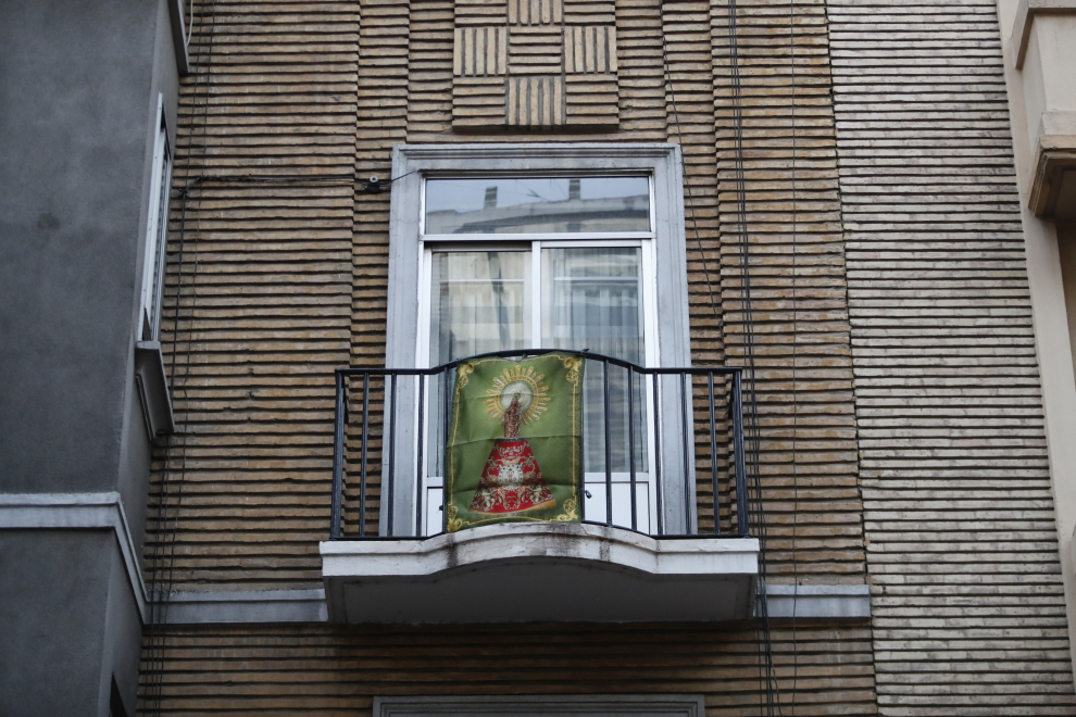 Balcones engalanados en Zaragoza en el Día del Pilar
